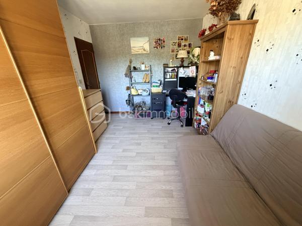 NOUVELLE OPPORTUNITÉ !

Située dans un secteur calme et recherché, cette agréable maison mitoyenne d'un côté vous séduira par ses volumes, ses nombreuses dépendances et son environnement tranquille.

Dès l'entrée, vous découvrirez une belle pièce de vie lumineuse composée d'un salon, séjour et cuisine ouverte, offrant un espace convivial idéal pour partager de beaux moments en famille.

La partie nuit comprend :
✅ 3 chambres
✅ Une salle de douche
✅ Un WC indépendant

Vous profiterez également d'une magnifique véranda en aluminium récente de 28 m², protection anti UV, véritable pièce de vie supplémentaire donnant sur le jardin.

Le sous-sol complet offre de nombreuses possibilités avec :
•	Une buanderie,
•	Un atelier,
•	Deux caves,
•	Un très grand garage pouvant accueillir jusqu'à 4 véhicules.

À l'extérieur, laissez-vous séduire par un jardin entièrement clôturé, agrémenté d'un abri de jardin (env 18 m²) et d'une cuve enterrée de récupération d'eau de 300 litres.

Les + de cette maison :
✔ Secteur recherché et paisible
✔ Véranda aluminium récente de 26 m²
✔ Garage 4 véhicules
✔ Portail motorisé
✔ Clôtures et barrières récentes (novembre 2021)
✔ Garde-corps de balcon récent
✔ Fenêtres PVC double vitrage (hors 2 fenêtres en bois double vitrage)
✔ Volets roulants électriques et volets battants
✔ Jardin clos avec vue dégagée

Informations complémentaires :
•	Maison de 90 m² habitables
•	Parcelle de 604 m²
•	Chauffage par radiateurs électriques
•	Le poêle à bois sera retiré avant la vente
•	Tubage en place pour mise en place d'un poêle / Insert
•	Taxe foncière : 820 €/an

Une maison idéale pour une famille à la recherche de tranquillité, de beaux espaces de stockage et d'un agréable extérieur.

📞 N'attendez plus pour venir la découvrir ! Contactez-moi dès aujourd'hui pour organiser votre visite.