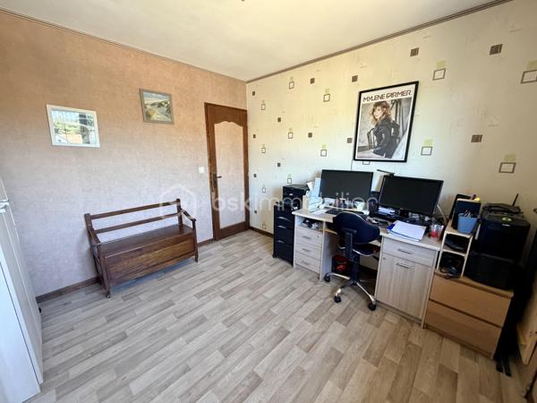 NOUVELLE OPPORTUNITÉ !

Située dans un secteur calme et recherché, cette agréable maison mitoyenne d'un côté vous séduira par ses volumes, ses nombreuses dépendances et son environnement tranquille.

Dès l'entrée, vous découvrirez une belle pièce de vie lumineuse composée d'un salon, séjour et cuisine ouverte, offrant un espace convivial idéal pour partager de beaux moments en famille.

La partie nuit comprend :
✅ 3 chambres
✅ Une salle de douche
✅ Un WC indépendant

Vous profiterez également d'une magnifique véranda en aluminium récente de 28 m², protection anti UV, véritable pièce de vie supplémentaire donnant sur le jardin.

Le sous-sol complet offre de nombreuses possibilités avec :
•	Une buanderie,
•	Un atelier,
•	Deux caves,
•	Un très grand garage pouvant accueillir jusqu'à 4 véhicules.

À l'extérieur, laissez-vous séduire par un jardin entièrement clôturé, agrémenté d'un abri de jardin (env 18 m²) et d'une cuve enterrée de récupération d'eau de 300 litres.

Les + de cette maison :
✔ Secteur recherché et paisible
✔ Véranda aluminium récente de 26 m²
✔ Garage 4 véhicules
✔ Portail motorisé
✔ Clôtures et barrières récentes (novembre 2021)
✔ Garde-corps de balcon récent
✔ Fenêtres PVC double vitrage (hors 2 fenêtres en bois double vitrage)
✔ Volets roulants électriques et volets battants
✔ Jardin clos avec vue dégagée

Informations complémentaires :
•	Maison de 90 m² habitables
•	Parcelle de 604 m²
•	Chauffage par radiateurs électriques
•	Le poêle à bois sera retiré avant la vente
•	Tubage en place pour mise en place d'un poêle / Insert
•	Taxe foncière : 820 €/an

Une maison idéale pour une famille à la recherche de tranquillité, de beaux espaces de stockage et d'un agréable extérieur.

📞 N'attendez plus pour venir la découvrir ! Contactez-moi dès aujourd'hui pour organiser votre visite.
