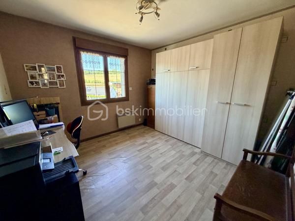 NOUVELLE OPPORTUNITÉ !

Située dans un secteur calme et recherché, cette agréable maison mitoyenne d'un côté vous séduira par ses volumes, ses nombreuses dépendances et son environnement tranquille.

Dès l'entrée, vous découvrirez une belle pièce de vie lumineuse composée d'un salon, séjour et cuisine ouverte, offrant un espace convivial idéal pour partager de beaux moments en famille.

La partie nuit comprend :
✅ 3 chambres
✅ Une salle de douche
✅ Un WC indépendant

Vous profiterez également d'une magnifique véranda en aluminium récente de 28 m², protection anti UV, véritable pièce de vie supplémentaire donnant sur le jardin.

Le sous-sol complet offre de nombreuses possibilités avec :
•	Une buanderie,
•	Un atelier,
•	Deux caves,
•	Un très grand garage pouvant accueillir jusqu'à 4 véhicules.

À l'extérieur, laissez-vous séduire par un jardin entièrement clôturé, agrémenté d'un abri de jardin (env 18 m²) et d'une cuve enterrée de récupération d'eau de 300 litres.

Les + de cette maison :
✔ Secteur recherché et paisible
✔ Véranda aluminium récente de 26 m²
✔ Garage 4 véhicules
✔ Portail motorisé
✔ Clôtures et barrières récentes (novembre 2021)
✔ Garde-corps de balcon récent
✔ Fenêtres PVC double vitrage (hors 2 fenêtres en bois double vitrage)
✔ Volets roulants électriques et volets battants
✔ Jardin clos avec vue dégagée

Informations complémentaires :
•	Maison de 90 m² habitables
•	Parcelle de 604 m²
•	Chauffage par radiateurs électriques
•	Le poêle à bois sera retiré avant la vente
•	Tubage en place pour mise en place d'un poêle / Insert
•	Taxe foncière : 820 €/an

Une maison idéale pour une famille à la recherche de tranquillité, de beaux espaces de stockage et d'un agréable extérieur.

📞 N'attendez plus pour venir la découvrir ! Contactez-moi dès aujourd'hui pour organiser votre visite.