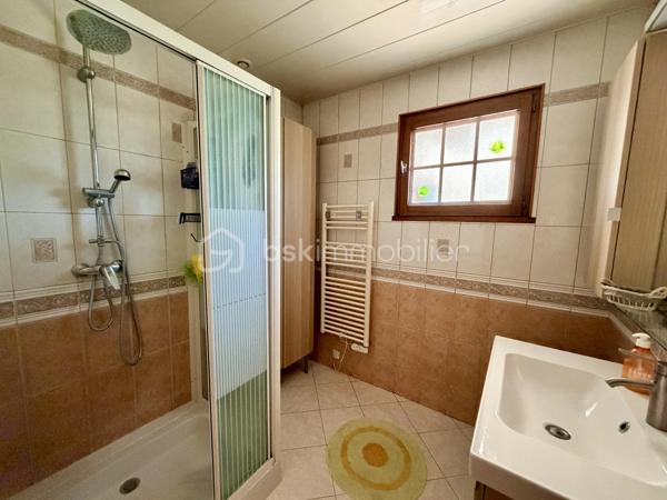 NOUVELLE OPPORTUNITÉ !

Située dans un secteur calme et recherché, cette agréable maison mitoyenne d'un côté vous séduira par ses volumes, ses nombreuses dépendances et son environnement tranquille.

Dès l'entrée, vous découvrirez une belle pièce de vie lumineuse composée d'un salon, séjour et cuisine ouverte, offrant un espace convivial idéal pour partager de beaux moments en famille.

La partie nuit comprend :
✅ 3 chambres
✅ Une salle de douche
✅ Un WC indépendant

Vous profiterez également d'une magnifique véranda en aluminium récente de 28 m², protection anti UV, véritable pièce de vie supplémentaire donnant sur le jardin.

Le sous-sol complet offre de nombreuses possibilités avec :
•	Une buanderie,
•	Un atelier,
•	Deux caves,
•	Un très grand garage pouvant accueillir jusqu'à 4 véhicules.

À l'extérieur, laissez-vous séduire par un jardin entièrement clôturé, agrémenté d'un abri de jardin (env 18 m²) et d'une cuve enterrée de récupération d'eau de 300 litres.

Les + de cette maison :
✔ Secteur recherché et paisible
✔ Véranda aluminium récente de 26 m²
✔ Garage 4 véhicules
✔ Portail motorisé
✔ Clôtures et barrières récentes (novembre 2021)
✔ Garde-corps de balcon récent
✔ Fenêtres PVC double vitrage (hors 2 fenêtres en bois double vitrage)
✔ Volets roulants électriques et volets battants
✔ Jardin clos avec vue dégagée

Informations complémentaires :
•	Maison de 90 m² habitables
•	Parcelle de 604 m²
•	Chauffage par radiateurs électriques
•	Le poêle à bois sera retiré avant la vente
•	Tubage en place pour mise en place d'un poêle / Insert
•	Taxe foncière : 820 €/an

Une maison idéale pour une famille à la recherche de tranquillité, de beaux espaces de stockage et d'un agréable extérieur.

📞 N'attendez plus pour venir la découvrir ! Contactez-moi dès aujourd'hui pour organiser votre visite.