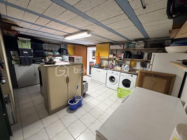 NOUVELLE OPPORTUNITÉ !

Située dans un secteur calme et recherché, cette agréable maison mitoyenne d'un côté vous séduira par ses volumes, ses nombreuses dépendances et son environnement tranquille.

Dès l'entrée, vous découvrirez une belle pièce de vie lumineuse composée d'un salon, séjour et cuisine ouverte, offrant un espace convivial idéal pour partager de beaux moments en famille.

La partie nuit comprend :
✅ 3 chambres
✅ Une salle de douche
✅ Un WC indépendant

Vous profiterez également d'une magnifique véranda en aluminium récente de 28 m², protection anti UV, véritable pièce de vie supplémentaire donnant sur le jardin.

Le sous-sol complet offre de nombreuses possibilités avec :
•	Une buanderie,
•	Un atelier,
•	Deux caves,
•	Un très grand garage pouvant accueillir jusqu'à 4 véhicules.

À l'extérieur, laissez-vous séduire par un jardin entièrement clôturé, agrémenté d'un abri de jardin (env 18 m²) et d'une cuve enterrée de récupération d'eau de 300 litres.

Les + de cette maison :
✔ Secteur recherché et paisible
✔ Véranda aluminium récente de 26 m²
✔ Garage 4 véhicules
✔ Portail motorisé
✔ Clôtures et barrières récentes (novembre 2021)
✔ Garde-corps de balcon récent
✔ Fenêtres PVC double vitrage (hors 2 fenêtres en bois double vitrage)
✔ Volets roulants électriques et volets battants
✔ Jardin clos avec vue dégagée

Informations complémentaires :
•	Maison de 90 m² habitables
•	Parcelle de 604 m²
•	Chauffage par radiateurs électriques
•	Le poêle à bois sera retiré avant la vente
•	Tubage en place pour mise en place d'un poêle / Insert
•	Taxe foncière : 820 €/an

Une maison idéale pour une famille à la recherche de tranquillité, de beaux espaces de stockage et d'un agréable extérieur.

📞 N'attendez plus pour venir la découvrir ! Contactez-moi dès aujourd'hui pour organiser votre visite.