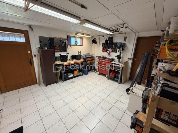 NOUVELLE OPPORTUNITÉ !

Située dans un secteur calme et recherché, cette agréable maison mitoyenne d'un côté vous séduira par ses volumes, ses nombreuses dépendances et son environnement tranquille.

Dès l'entrée, vous découvrirez une belle pièce de vie lumineuse composée d'un salon, séjour et cuisine ouverte, offrant un espace convivial idéal pour partager de beaux moments en famille.

La partie nuit comprend :
✅ 3 chambres
✅ Une salle de douche
✅ Un WC indépendant

Vous profiterez également d'une magnifique véranda en aluminium récente de 28 m², protection anti UV, véritable pièce de vie supplémentaire donnant sur le jardin.

Le sous-sol complet offre de nombreuses possibilités avec :
•	Une buanderie,
•	Un atelier,
•	Deux caves,
•	Un très grand garage pouvant accueillir jusqu'à 4 véhicules.

À l'extérieur, laissez-vous séduire par un jardin entièrement clôturé, agrémenté d'un abri de jardin (env 18 m²) et d'une cuve enterrée de récupération d'eau de 300 litres.

Les + de cette maison :
✔ Secteur recherché et paisible
✔ Véranda aluminium récente de 26 m²
✔ Garage 4 véhicules
✔ Portail motorisé
✔ Clôtures et barrières récentes (novembre 2021)
✔ Garde-corps de balcon récent
✔ Fenêtres PVC double vitrage (hors 2 fenêtres en bois double vitrage)
✔ Volets roulants électriques et volets battants
✔ Jardin clos avec vue dégagée

Informations complémentaires :
•	Maison de 90 m² habitables
•	Parcelle de 604 m²
•	Chauffage par radiateurs électriques
•	Le poêle à bois sera retiré avant la vente
•	Tubage en place pour mise en place d'un poêle / Insert
•	Taxe foncière : 820 €/an

Une maison idéale pour une famille à la recherche de tranquillité, de beaux espaces de stockage et d'un agréable extérieur.

📞 N'attendez plus pour venir la découvrir ! Contactez-moi dès aujourd'hui pour organiser votre visite.