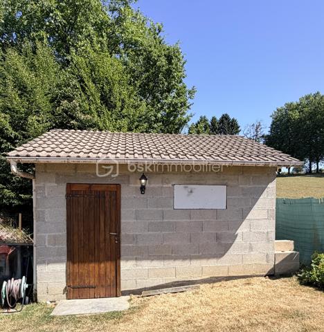 NOUVELLE OPPORTUNITÉ !

Située dans un secteur calme et recherché, cette agréable maison mitoyenne d'un côté vous séduira par ses volumes, ses nombreuses dépendances et son environnement tranquille.

Dès l'entrée, vous découvrirez une belle pièce de vie lumineuse composée d'un salon, séjour et cuisine ouverte, offrant un espace convivial idéal pour partager de beaux moments en famille.

La partie nuit comprend :
✅ 3 chambres
✅ Une salle de douche
✅ Un WC indépendant

Vous profiterez également d'une magnifique véranda en aluminium récente de 28 m², protection anti UV, véritable pièce de vie supplémentaire donnant sur le jardin.

Le sous-sol complet offre de nombreuses possibilités avec :
•	Une buanderie,
•	Un atelier,
•	Deux caves,
•	Un très grand garage pouvant accueillir jusqu'à 4 véhicules.

À l'extérieur, laissez-vous séduire par un jardin entièrement clôturé, agrémenté d'un abri de jardin (env 18 m²) et d'une cuve enterrée de récupération d'eau de 300 litres.

Les + de cette maison :
✔ Secteur recherché et paisible
✔ Véranda aluminium récente de 26 m²
✔ Garage 4 véhicules
✔ Portail motorisé
✔ Clôtures et barrières récentes (novembre 2021)
✔ Garde-corps de balcon récent
✔ Fenêtres PVC double vitrage (hors 2 fenêtres en bois double vitrage)
✔ Volets roulants électriques et volets battants
✔ Jardin clos avec vue dégagée

Informations complémentaires :
•	Maison de 90 m² habitables
•	Parcelle de 604 m²
•	Chauffage par radiateurs électriques
•	Le poêle à bois sera retiré avant la vente
•	Tubage en place pour mise en place d'un poêle / Insert
•	Taxe foncière : 820 €/an

Une maison idéale pour une famille à la recherche de tranquillité, de beaux espaces de stockage et d'un agréable extérieur.

📞 N'attendez plus pour venir la découvrir ! Contactez-moi dès aujourd'hui pour organiser votre visite.