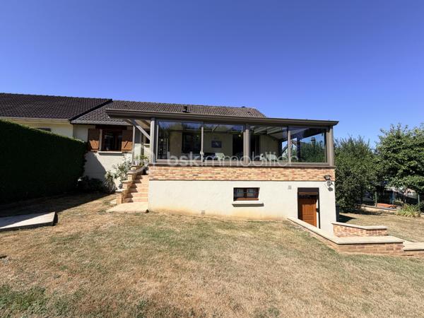 NOUVELLE OPPORTUNITÉ !

Située dans un secteur calme et recherché, cette agréable maison mitoyenne d'un côté vous séduira par ses volumes, ses nombreuses dépendances et son environnement tranquille.

Dès l'entrée, vous découvrirez une belle pièce de vie lumineuse composée d'un salon, séjour et cuisine ouverte, offrant un espace convivial idéal pour partager de beaux moments en famille.

La partie nuit comprend :
✅ 3 chambres
✅ Une salle de douche
✅ Un WC indépendant

Vous profiterez également d'une magnifique véranda en aluminium récente de 28 m², protection anti UV, véritable pièce de vie supplémentaire donnant sur le jardin.

Le sous-sol complet offre de nombreuses possibilités avec :
•	Une buanderie,
•	Un atelier,
•	Deux caves,
•	Un très grand garage pouvant accueillir jusqu'à 4 véhicules.

À l'extérieur, laissez-vous séduire par un jardin entièrement clôturé, agrémenté d'un abri de jardin (env 18 m²) et d'une cuve enterrée de récupération d'eau de 300 litres.

Les + de cette maison :
✔ Secteur recherché et paisible
✔ Véranda aluminium récente de 26 m²
✔ Garage 4 véhicules
✔ Portail motorisé
✔ Clôtures et barrières récentes (novembre 2021)
✔ Garde-corps de balcon récent
✔ Fenêtres PVC double vitrage (hors 2 fenêtres en bois double vitrage)
✔ Volets roulants électriques et volets battants
✔ Jardin clos avec vue dégagée

Informations complémentaires :
•	Maison de 90 m² habitables
•	Parcelle de 604 m²
•	Chauffage par radiateurs électriques
•	Le poêle à bois sera retiré avant la vente
•	Tubage en place pour mise en place d'un poêle / Insert
•	Taxe foncière : 820 €/an

Une maison idéale pour une famille à la recherche de tranquillité, de beaux espaces de stockage et d'un agréable extérieur.

📞 N'attendez plus pour venir la découvrir ! Contactez-moi dès aujourd'hui pour organiser votre visite.