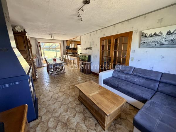 NOUVELLE OPPORTUNITÉ !

Située dans un secteur calme et recherché, cette agréable maison mitoyenne d'un côté vous séduira par ses volumes, ses nombreuses dépendances et son environnement tranquille.

Dès l'entrée, vous découvrirez une belle pièce de vie lumineuse composée d'un salon, séjour et cuisine ouverte, offrant un espace convivial idéal pour partager de beaux moments en famille.

La partie nuit comprend :
✅ 3 chambres
✅ Une salle de douche
✅ Un WC indépendant

Vous profiterez également d'une magnifique véranda en aluminium récente de 28 m², protection anti UV, véritable pièce de vie supplémentaire donnant sur le jardin.

Le sous-sol complet offre de nombreuses possibilités avec :
•	Une buanderie,
•	Un atelier,
•	Deux caves,
•	Un très grand garage pouvant accueillir jusqu'à 4 véhicules.

À l'extérieur, laissez-vous séduire par un jardin entièrement clôturé, agrémenté d'un abri de jardin (env 18 m²) et d'une cuve enterrée de récupération d'eau de 300 litres.

Les + de cette maison :
✔ Secteur recherché et paisible
✔ Véranda aluminium récente de 26 m²
✔ Garage 4 véhicules
✔ Portail motorisé
✔ Clôtures et barrières récentes (novembre 2021)
✔ Garde-corps de balcon récent
✔ Fenêtres PVC double vitrage (hors 2 fenêtres en bois double vitrage)
✔ Volets roulants électriques et volets battants
✔ Jardin clos avec vue dégagée

Informations complémentaires :
•	Maison de 90 m² habitables
•	Parcelle de 604 m²
•	Chauffage par radiateurs électriques
•	Le poêle à bois sera retiré avant la vente
•	Tubage en place pour mise en place d'un poêle / Insert
•	Taxe foncière : 820 €/an

Une maison idéale pour une famille à la recherche de tranquillité, de beaux espaces de stockage et d'un agréable extérieur.

📞 N'attendez plus pour venir la découvrir ! Contactez-moi dès aujourd'hui pour organiser votre visite.