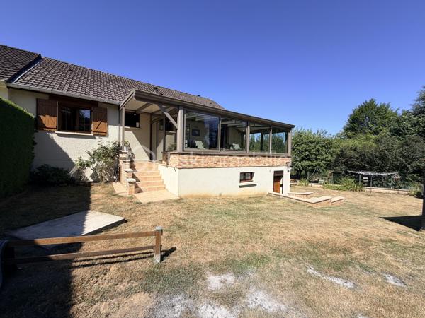 NOUVELLE OPPORTUNITÉ !

Située dans un secteur calme et recherché, cette agréable maison mitoyenne d'un côté vous séduira par ses volumes, ses nombreuses dépendances et son environnement tranquille.

Dès l'entrée, vous découvrirez une belle pièce de vie lumineuse composée d'un salon, séjour et cuisine ouverte, offrant un espace convivial idéal pour partager de beaux moments en famille.

La partie nuit comprend :
✅ 3 chambres
✅ Une salle de douche
✅ Un WC indépendant

Vous profiterez également d'une magnifique véranda en aluminium récente de 28 m², protection anti UV, véritable pièce de vie supplémentaire donnant sur le jardin.

Le sous-sol complet offre de nombreuses possibilités avec :
•	Une buanderie,
•	Un atelier,
•	Deux caves,
•	Un très grand garage pouvant accueillir jusqu'à 4 véhicules.

À l'extérieur, laissez-vous séduire par un jardin entièrement clôturé, agrémenté d'un abri de jardin (env 18 m²) et d'une cuve enterrée de récupération d'eau de 300 litres.

Les + de cette maison :
✔ Secteur recherché et paisible
✔ Véranda aluminium récente de 26 m²
✔ Garage 4 véhicules
✔ Portail motorisé
✔ Clôtures et barrières récentes (novembre 2021)
✔ Garde-corps de balcon récent
✔ Fenêtres PVC double vitrage (hors 2 fenêtres en bois double vitrage)
✔ Volets roulants électriques et volets battants
✔ Jardin clos avec vue dégagée

Informations complémentaires :
•	Maison de 90 m² habitables
•	Parcelle de 604 m²
•	Chauffage par radiateurs électriques
•	Le poêle à bois sera retiré avant la vente
•	Tubage en place pour mise en place d'un poêle / Insert
•	Taxe foncière : 820 €/an

Une maison idéale pour une famille à la recherche de tranquillité, de beaux espaces de stockage et d'un agréable extérieur.

📞 N'attendez plus pour venir la découvrir ! Contactez-moi dès aujourd'hui pour organiser votre visite.