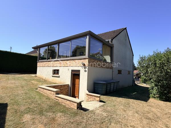 NOUVELLE OPPORTUNITÉ !

Située dans un secteur calme et recherché, cette agréable maison mitoyenne d'un côté vous séduira par ses volumes, ses nombreuses dépendances et son environnement tranquille.

Dès l'entrée, vous découvrirez une belle pièce de vie lumineuse composée d'un salon, séjour et cuisine ouverte, offrant un espace convivial idéal pour partager de beaux moments en famille.

La partie nuit comprend :
✅ 3 chambres
✅ Une salle de douche
✅ Un WC indépendant

Vous profiterez également d'une magnifique véranda en aluminium récente de 28 m², protection anti UV, véritable pièce de vie supplémentaire donnant sur le jardin.

Le sous-sol complet offre de nombreuses possibilités avec :
•	Une buanderie,
•	Un atelier,
•	Deux caves,
•	Un très grand garage pouvant accueillir jusqu'à 4 véhicules.

À l'extérieur, laissez-vous séduire par un jardin entièrement clôturé, agrémenté d'un abri de jardin (env 18 m²) et d'une cuve enterrée de récupération d'eau de 300 litres.

Les + de cette maison :
✔ Secteur recherché et paisible
✔ Véranda aluminium récente de 26 m²
✔ Garage 4 véhicules
✔ Portail motorisé
✔ Clôtures et barrières récentes (novembre 2021)
✔ Garde-corps de balcon récent
✔ Fenêtres PVC double vitrage (hors 2 fenêtres en bois double vitrage)
✔ Volets roulants électriques et volets battants
✔ Jardin clos avec vue dégagée

Informations complémentaires :
•	Maison de 90 m² habitables
•	Parcelle de 604 m²
•	Chauffage par radiateurs électriques
•	Le poêle à bois sera retiré avant la vente
•	Tubage en place pour mise en place d'un poêle / Insert
•	Taxe foncière : 820 €/an

Une maison idéale pour une famille à la recherche de tranquillité, de beaux espaces de stockage et d'un agréable extérieur.

📞 N'attendez plus pour venir la découvrir ! Contactez-moi dès aujourd'hui pour organiser votre visite.