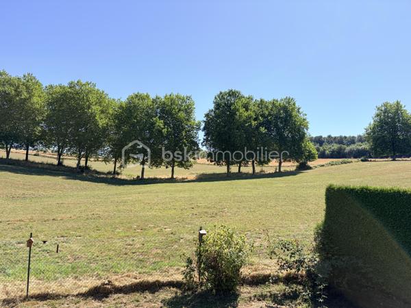 NOUVELLE OPPORTUNITÉ !

Située dans un secteur calme et recherché, cette agréable maison mitoyenne d'un côté vous séduira par ses volumes, ses nombreuses dépendances et son environnement tranquille.

Dès l'entrée, vous découvrirez une belle pièce de vie lumineuse composée d'un salon, séjour et cuisine ouverte, offrant un espace convivial idéal pour partager de beaux moments en famille.

La partie nuit comprend :
✅ 3 chambres
✅ Une salle de douche
✅ Un WC indépendant

Vous profiterez également d'une magnifique véranda en aluminium récente de 28 m², protection anti UV, véritable pièce de vie supplémentaire donnant sur le jardin.

Le sous-sol complet offre de nombreuses possibilités avec :
•	Une buanderie,
•	Un atelier,
•	Deux caves,
•	Un très grand garage pouvant accueillir jusqu'à 4 véhicules.

À l'extérieur, laissez-vous séduire par un jardin entièrement clôturé, agrémenté d'un abri de jardin (env 18 m²) et d'une cuve enterrée de récupération d'eau de 300 litres.

Les + de cette maison :
✔ Secteur recherché et paisible
✔ Véranda aluminium récente de 26 m²
✔ Garage 4 véhicules
✔ Portail motorisé
✔ Clôtures et barrières récentes (novembre 2021)
✔ Garde-corps de balcon récent
✔ Fenêtres PVC double vitrage (hors 2 fenêtres en bois double vitrage)
✔ Volets roulants électriques et volets battants
✔ Jardin clos avec vue dégagée

Informations complémentaires :
•	Maison de 90 m² habitables
•	Parcelle de 604 m²
•	Chauffage par radiateurs électriques
•	Le poêle à bois sera retiré avant la vente
•	Tubage en place pour mise en place d'un poêle / Insert
•	Taxe foncière : 820 €/an

Une maison idéale pour une famille à la recherche de tranquillité, de beaux espaces de stockage et d'un agréable extérieur.

📞 N'attendez plus pour venir la découvrir ! Contactez-moi dès aujourd'hui pour organiser votre visite.