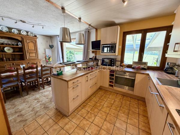 NOUVELLE OPPORTUNITÉ !

Située dans un secteur calme et recherché, cette agréable maison mitoyenne d'un côté vous séduira par ses volumes, ses nombreuses dépendances et son environnement tranquille.

Dès l'entrée, vous découvrirez une belle pièce de vie lumineuse composée d'un salon, séjour et cuisine ouverte, offrant un espace convivial idéal pour partager de beaux moments en famille.

La partie nuit comprend :
✅ 3 chambres
✅ Une salle de douche
✅ Un WC indépendant

Vous profiterez également d'une magnifique véranda en aluminium récente de 28 m², protection anti UV, véritable pièce de vie supplémentaire donnant sur le jardin.

Le sous-sol complet offre de nombreuses possibilités avec :
•	Une buanderie,
•	Un atelier,
•	Deux caves,
•	Un très grand garage pouvant accueillir jusqu'à 4 véhicules.

À l'extérieur, laissez-vous séduire par un jardin entièrement clôturé, agrémenté d'un abri de jardin (env 18 m²) et d'une cuve enterrée de récupération d'eau de 300 litres.

Les + de cette maison :
✔ Secteur recherché et paisible
✔ Véranda aluminium récente de 26 m²
✔ Garage 4 véhicules
✔ Portail motorisé
✔ Clôtures et barrières récentes (novembre 2021)
✔ Garde-corps de balcon récent
✔ Fenêtres PVC double vitrage (hors 2 fenêtres en bois double vitrage)
✔ Volets roulants électriques et volets battants
✔ Jardin clos avec vue dégagée

Informations complémentaires :
•	Maison de 90 m² habitables
•	Parcelle de 604 m²
•	Chauffage par radiateurs électriques
•	Le poêle à bois sera retiré avant la vente
•	Tubage en place pour mise en place d'un poêle / Insert
•	Taxe foncière : 820 €/an

Une maison idéale pour une famille à la recherche de tranquillité, de beaux espaces de stockage et d'un agréable extérieur.

📞 N'attendez plus pour venir la découvrir ! Contactez-moi dès aujourd'hui pour organiser votre visite.