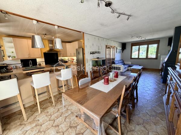 NOUVELLE OPPORTUNITÉ !

Située dans un secteur calme et recherché, cette agréable maison mitoyenne d'un côté vous séduira par ses volumes, ses nombreuses dépendances et son environnement tranquille.

Dès l'entrée, vous découvrirez une belle pièce de vie lumineuse composée d'un salon, séjour et cuisine ouverte, offrant un espace convivial idéal pour partager de beaux moments en famille.

La partie nuit comprend :
✅ 3 chambres
✅ Une salle de douche
✅ Un WC indépendant

Vous profiterez également d'une magnifique véranda en aluminium récente de 28 m², protection anti UV, véritable pièce de vie supplémentaire donnant sur le jardin.

Le sous-sol complet offre de nombreuses possibilités avec :
•	Une buanderie,
•	Un atelier,
•	Deux caves,
•	Un très grand garage pouvant accueillir jusqu'à 4 véhicules.

À l'extérieur, laissez-vous séduire par un jardin entièrement clôturé, agrémenté d'un abri de jardin (env 18 m²) et d'une cuve enterrée de récupération d'eau de 300 litres.

Les + de cette maison :
✔ Secteur recherché et paisible
✔ Véranda aluminium récente de 26 m²
✔ Garage 4 véhicules
✔ Portail motorisé
✔ Clôtures et barrières récentes (novembre 2021)
✔ Garde-corps de balcon récent
✔ Fenêtres PVC double vitrage (hors 2 fenêtres en bois double vitrage)
✔ Volets roulants électriques et volets battants
✔ Jardin clos avec vue dégagée

Informations complémentaires :
•	Maison de 90 m² habitables
•	Parcelle de 604 m²
•	Chauffage par radiateurs électriques
•	Le poêle à bois sera retiré avant la vente
•	Tubage en place pour mise en place d'un poêle / Insert
•	Taxe foncière : 820 €/an

Une maison idéale pour une famille à la recherche de tranquillité, de beaux espaces de stockage et d'un agréable extérieur.

📞 N'attendez plus pour venir la découvrir ! Contactez-moi dès aujourd'hui pour organiser votre visite.