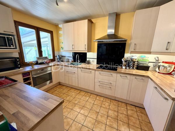 NOUVELLE OPPORTUNITÉ !

Située dans un secteur calme et recherché, cette agréable maison mitoyenne d'un côté vous séduira par ses volumes, ses nombreuses dépendances et son environnement tranquille.

Dès l'entrée, vous découvrirez une belle pièce de vie lumineuse composée d'un salon, séjour et cuisine ouverte, offrant un espace convivial idéal pour partager de beaux moments en famille.

La partie nuit comprend :
✅ 3 chambres
✅ Une salle de douche
✅ Un WC indépendant

Vous profiterez également d'une magnifique véranda en aluminium récente de 28 m², protection anti UV, véritable pièce de vie supplémentaire donnant sur le jardin.

Le sous-sol complet offre de nombreuses possibilités avec :
•	Une buanderie,
•	Un atelier,
•	Deux caves,
•	Un très grand garage pouvant accueillir jusqu'à 4 véhicules.

À l'extérieur, laissez-vous séduire par un jardin entièrement clôturé, agrémenté d'un abri de jardin (env 18 m²) et d'une cuve enterrée de récupération d'eau de 300 litres.

Les + de cette maison :
✔ Secteur recherché et paisible
✔ Véranda aluminium récente de 26 m²
✔ Garage 4 véhicules
✔ Portail motorisé
✔ Clôtures et barrières récentes (novembre 2021)
✔ Garde-corps de balcon récent
✔ Fenêtres PVC double vitrage (hors 2 fenêtres en bois double vitrage)
✔ Volets roulants électriques et volets battants
✔ Jardin clos avec vue dégagée

Informations complémentaires :
•	Maison de 90 m² habitables
•	Parcelle de 604 m²
•	Chauffage par radiateurs électriques
•	Le poêle à bois sera retiré avant la vente
•	Tubage en place pour mise en place d'un poêle / Insert
•	Taxe foncière : 820 €/an

Une maison idéale pour une famille à la recherche de tranquillité, de beaux espaces de stockage et d'un agréable extérieur.

📞 N'attendez plus pour venir la découvrir ! Contactez-moi dès aujourd'hui pour organiser votre visite.