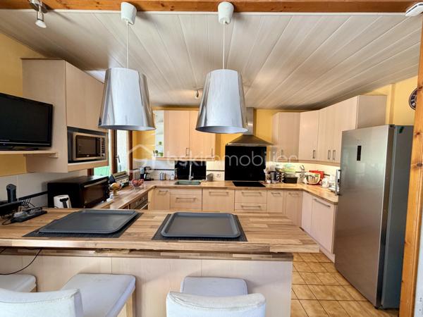NOUVELLE OPPORTUNITÉ !

Située dans un secteur calme et recherché, cette agréable maison mitoyenne d'un côté vous séduira par ses volumes, ses nombreuses dépendances et son environnement tranquille.

Dès l'entrée, vous découvrirez une belle pièce de vie lumineuse composée d'un salon, séjour et cuisine ouverte, offrant un espace convivial idéal pour partager de beaux moments en famille.

La partie nuit comprend :
✅ 3 chambres
✅ Une salle de douche
✅ Un WC indépendant

Vous profiterez également d'une magnifique véranda en aluminium récente de 28 m², protection anti UV, véritable pièce de vie supplémentaire donnant sur le jardin.

Le sous-sol complet offre de nombreuses possibilités avec :
•	Une buanderie,
•	Un atelier,
•	Deux caves,
•	Un très grand garage pouvant accueillir jusqu'à 4 véhicules.

À l'extérieur, laissez-vous séduire par un jardin entièrement clôturé, agrémenté d'un abri de jardin (env 18 m²) et d'une cuve enterrée de récupération d'eau de 300 litres.

Les + de cette maison :
✔ Secteur recherché et paisible
✔ Véranda aluminium récente de 26 m²
✔ Garage 4 véhicules
✔ Portail motorisé
✔ Clôtures et barrières récentes (novembre 2021)
✔ Garde-corps de balcon récent
✔ Fenêtres PVC double vitrage (hors 2 fenêtres en bois double vitrage)
✔ Volets roulants électriques et volets battants
✔ Jardin clos avec vue dégagée

Informations complémentaires :
•	Maison de 90 m² habitables
•	Parcelle de 604 m²
•	Chauffage par radiateurs électriques
•	Le poêle à bois sera retiré avant la vente
•	Tubage en place pour mise en place d'un poêle / Insert
•	Taxe foncière : 820 €/an

Une maison idéale pour une famille à la recherche de tranquillité, de beaux espaces de stockage et d'un agréable extérieur.

📞 N'attendez plus pour venir la découvrir ! Contactez-moi dès aujourd'hui pour organiser votre visite.