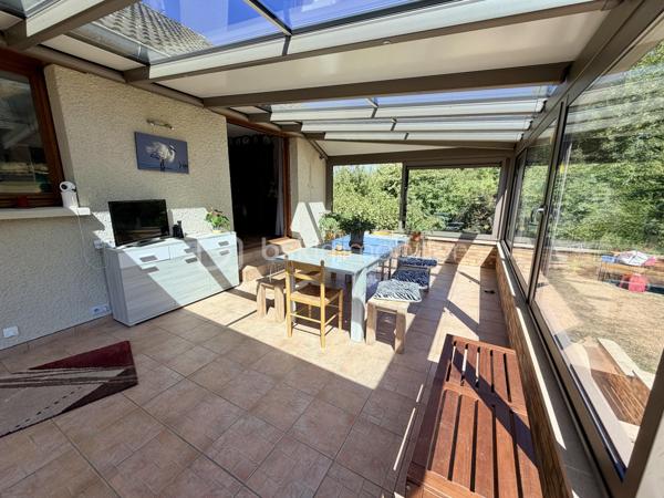 NOUVELLE OPPORTUNITÉ !

Située dans un secteur calme et recherché, cette agréable maison mitoyenne d'un côté vous séduira par ses volumes, ses nombreuses dépendances et son environnement tranquille.

Dès l'entrée, vous découvrirez une belle pièce de vie lumineuse composée d'un salon, séjour et cuisine ouverte, offrant un espace convivial idéal pour partager de beaux moments en famille.

La partie nuit comprend :
✅ 3 chambres
✅ Une salle de douche
✅ Un WC indépendant

Vous profiterez également d'une magnifique véranda en aluminium récente de 28 m², protection anti UV, véritable pièce de vie supplémentaire donnant sur le jardin.

Le sous-sol complet offre de nombreuses possibilités avec :
•	Une buanderie,
•	Un atelier,
•	Deux caves,
•	Un très grand garage pouvant accueillir jusqu'à 4 véhicules.

À l'extérieur, laissez-vous séduire par un jardin entièrement clôturé, agrémenté d'un abri de jardin (env 18 m²) et d'une cuve enterrée de récupération d'eau de 300 litres.

Les + de cette maison :
✔ Secteur recherché et paisible
✔ Véranda aluminium récente de 26 m²
✔ Garage 4 véhicules
✔ Portail motorisé
✔ Clôtures et barrières récentes (novembre 2021)
✔ Garde-corps de balcon récent
✔ Fenêtres PVC double vitrage (hors 2 fenêtres en bois double vitrage)
✔ Volets roulants électriques et volets battants
✔ Jardin clos avec vue dégagée

Informations complémentaires :
•	Maison de 90 m² habitables
•	Parcelle de 604 m²
•	Chauffage par radiateurs électriques
•	Le poêle à bois sera retiré avant la vente
•	Tubage en place pour mise en place d'un poêle / Insert
•	Taxe foncière : 820 €/an

Une maison idéale pour une famille à la recherche de tranquillité, de beaux espaces de stockage et d'un agréable extérieur.

📞 N'attendez plus pour venir la découvrir ! Contactez-moi dès aujourd'hui pour organiser votre visite.