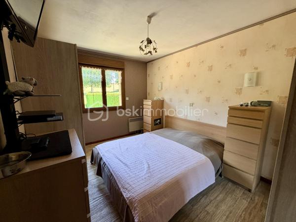 NOUVELLE OPPORTUNITÉ !

Située dans un secteur calme et recherché, cette agréable maison mitoyenne d'un côté vous séduira par ses volumes, ses nombreuses dépendances et son environnement tranquille.

Dès l'entrée, vous découvrirez une belle pièce de vie lumineuse composée d'un salon, séjour et cuisine ouverte, offrant un espace convivial idéal pour partager de beaux moments en famille.

La partie nuit comprend :
✅ 3 chambres
✅ Une salle de douche
✅ Un WC indépendant

Vous profiterez également d'une magnifique véranda en aluminium récente de 28 m², protection anti UV, véritable pièce de vie supplémentaire donnant sur le jardin.

Le sous-sol complet offre de nombreuses possibilités avec :
•	Une buanderie,
•	Un atelier,
•	Deux caves,
•	Un très grand garage pouvant accueillir jusqu'à 4 véhicules.

À l'extérieur, laissez-vous séduire par un jardin entièrement clôturé, agrémenté d'un abri de jardin (env 18 m²) et d'une cuve enterrée de récupération d'eau de 300 litres.

Les + de cette maison :
✔ Secteur recherché et paisible
✔ Véranda aluminium récente de 26 m²
✔ Garage 4 véhicules
✔ Portail motorisé
✔ Clôtures et barrières récentes (novembre 2021)
✔ Garde-corps de balcon récent
✔ Fenêtres PVC double vitrage (hors 2 fenêtres en bois double vitrage)
✔ Volets roulants électriques et volets battants
✔ Jardin clos avec vue dégagée

Informations complémentaires :
•	Maison de 90 m² habitables
•	Parcelle de 604 m²
•	Chauffage par radiateurs électriques
•	Le poêle à bois sera retiré avant la vente
•	Tubage en place pour mise en place d'un poêle / Insert
•	Taxe foncière : 820 €/an

Une maison idéale pour une famille à la recherche de tranquillité, de beaux espaces de stockage et d'un agréable extérieur.

📞 N'attendez plus pour venir la découvrir ! Contactez-moi dès aujourd'hui pour organiser votre visite.