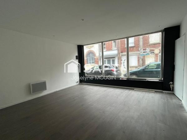 En plein centre de Roye, immeuble de rapport entièrement rénové avec une partie comerciale et 2 appartement T2.