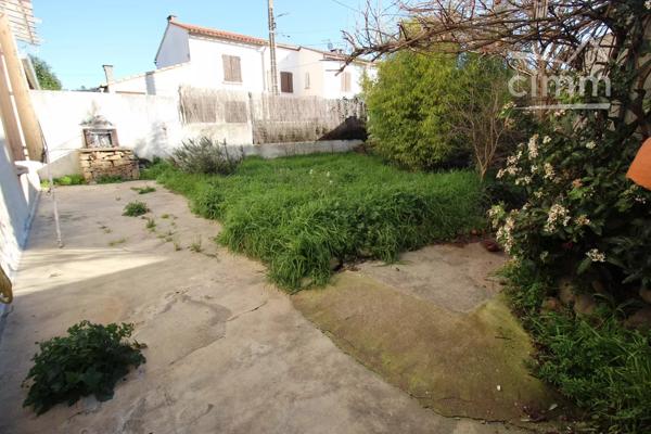 A vendre une maison de 103 m² habitables sur une parcelle de 162 m². 2 abris de jardin complètent ce bien.