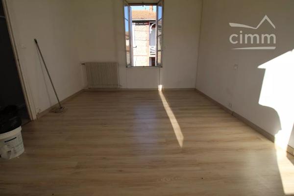 A vendre une maison de 103 m² habitables sur une parcelle de 162 m². 2 abris de jardin complètent ce bien.