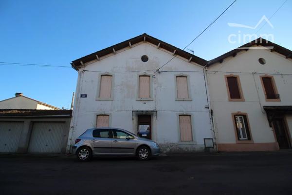 A vendre une maison de 103 m² habitables sur une parcelle de 162 m². 2 abris de jardin complètent ce bien.