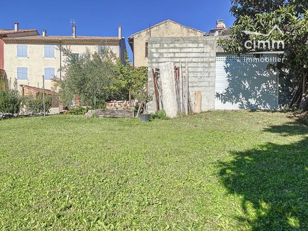 Demeure de maître avec terrain constructible, à deux pas du centre du village de Mazan