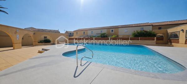 À seulement 50 mètres de la plage, au sein d’une résidence sécurisée et très bien entretenue avec piscine et accès privatif à la plage, je vous invite à découvrir cette agréable maison T3 entièrement meublée et équipée.

🔹 Extérieurs
Belle terrasse cosy et sans vis-à-vis, à l’abri des regards.
Store banne pour profiter pleinement des beaux jours.
Place de parking privative.

🔹 Intérieur – rénovée, aucun travaux à prévoir .
Rez-de-chaussée :
Entrée
Belle pièce de vie 
Cuisine équipée : lave-linge, lave-vaisselle, grand réfrigérateur avec congélateur
Salon avec accès direct sur la terrasse
Volet roulants
WC séparés avec fenêtre 
Étage :
Deux chambres avec placards, dont une avec lit king size
Salle d’eau avec douche

🔹 Prestations & confort
Huisseries PVC double vitrage, volets roulants
Maison très agréable, au calme, et parfaitement entretenue.
Vendue entièrement meublée et équipée, prête à être habitée ou louée immédiatement.

🔹 Charges copropriété : 850€/ an, façades refaite en 2024
       Taxe foncière : 857€ / an

📍 Emplacement recherché : proximité immédiate de la plage, environnement paisible, cadre de vie privilégié.
✨ À visiter sans tarder !


Contact : Mme Milliat Mélinda 
BSK Immobilier
06 99 16 72 10
