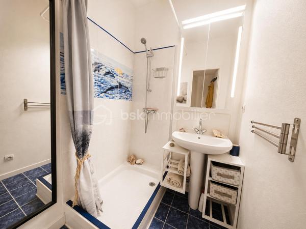 À seulement 50 mètres de la plage, au sein d’une résidence sécurisée et très bien entretenue avec piscine et accès privatif à la plage, je vous invite à découvrir cette agréable maison T3 entièrement meublée et équipée.

🔹 Extérieurs
Belle terrasse cosy et sans vis-à-vis, à l’abri des regards.
Store banne pour profiter pleinement des beaux jours.
Place de parking privative.

🔹 Intérieur – rénovée, aucun travaux à prévoir .
Rez-de-chaussée :
Entrée
Belle pièce de vie 
Cuisine équipée : lave-linge, lave-vaisselle, grand réfrigérateur avec congélateur
Salon avec accès direct sur la terrasse
Volet roulants
WC séparés avec fenêtre 
Étage :
Deux chambres avec placards, dont une avec lit king size
Salle d’eau avec douche

🔹 Prestations & confort
Huisseries PVC double vitrage, volets roulants
Maison très agréable, au calme, et parfaitement entretenue.
Vendue entièrement meublée et équipée, prête à être habitée ou louée immédiatement.

🔹 Charges copropriété : 850€/ an, façades refaite en 2024
       Taxe foncière : 857€ / an

📍 Emplacement recherché : proximité immédiate de la plage, environnement paisible, cadre de vie privilégié.
✨ À visiter sans tarder !


Contact : Mme Milliat Mélinda 
BSK Immobilier
06 99 16 72 10