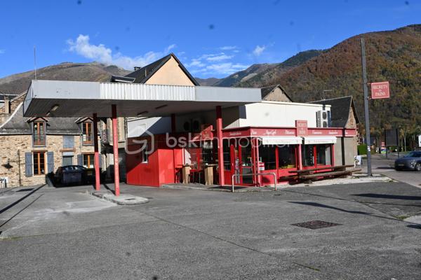 Pierre SICCARD vous propose sur le secteur de Bagnères-de-Luchon cette Boulangerie - Pâtisserie.
Situé au cœur des Pyrénées, dans une ville renommée pour son tourisme d'été, d'hiver, son établissement thermal, 
une ligne SNCF depuis Montréjeau qui
vous amène au pied des montagnes, proche de Toulouse, Tarbes, et de l'Espagne.

La boulangerie-pâtisserie, quant à elle, se positionne en périphérie de la ville, 
sur la route principale qui amène soit au centre-ville, soit aux stations de ski.

C'est donc une route très fréquentée, d'où l'on a une visibilité parfaite sur ce commerce, 
où l'on peut aisément stationner grâce à ces places de parking.

Ces locaux sont disposés de façon pragmatique:

Un magasin pour la vente d'une surface de 38m², avec des tables et des chaises pour consommer sur place à l'intérieur
ou sur la terrasse extérieure, d'où vous pourrez vous réjouir du paysage.
Un labo d'une surface de 38m², avec son espace de stockage, un frigo positif et un frigo négatif.
Ce dernier est livrable depuis l'extérieur grâce à une porte qui lui donne directement accès depuis le parking.
Des vestiaires et un WC.

Avec un chiffre d'affaires conséquent et en hausse, ce commerce pourrait être une très belle opportunité pour se lancer
ou reprendre cette entreprise dans une ville qui se développe grandement.
Avec possibilité de ne pas reprendre la franchise.

Cette boulangerie-pâtisserie mérite votre attention, car c'est un commerce sûr et qui peut encore être développé.

Consommation estimée : 1564 kWh.ep/m².an
GES : 43 kg éqCO₂/m².an
Estimation du coût annuel : de 13 600 € à 18 410 €.

Les honoraires sont à la charge de l'acquéreur.

Pour tout renseignement complémentaire, vous pouvez contacter M. Pierre SICCARD au 06 84 99 58 48.
Cette annonce a été rédigée par l'agent commercial BSK Immobilier Pierre SICCARD, immatriculé au RSAC de Toulouse sous le numéro 917 986 2421, et titulaire de la carte de démarchage immobilier pour le compte de la société BSKimmobilier.