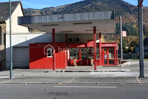 Pierre SICCARD vous propose sur le secteur de Bagnères-de-Luchon cette Boulangerie - Pâtisserie.
Situé au cœur des Pyrénées, dans une ville renommée pour son tourisme d'été, d'hiver, son établissement thermal, 
une ligne SNCF depuis Montréjeau qui
vous amène au pied des montagnes, proche de Toulouse, Tarbes, et de l'Espagne.

La boulangerie-pâtisserie, quant à elle, se positionne en périphérie de la ville, 
sur la route principale qui amène soit au centre-ville, soit aux stations de ski.

C'est donc une route très fréquentée, d'où l'on a une visibilité parfaite sur ce commerce, 
où l'on peut aisément stationner grâce à ces places de parking.

Ces locaux sont disposés de façon pragmatique:

Un magasin pour la vente d'une surface de 38m², avec des tables et des chaises pour consommer sur place à l'intérieur
ou sur la terrasse extérieure, d'où vous pourrez vous réjouir du paysage.
Un labo d'une surface de 38m², avec son espace de stockage, un frigo positif et un frigo négatif.
Ce dernier est livrable depuis l'extérieur grâce à une porte qui lui donne directement accès depuis le parking.
Des vestiaires et un WC.

Avec un chiffre d'affaires conséquent et en hausse, ce commerce pourrait être une très belle opportunité pour se lancer
ou reprendre cette entreprise dans une ville qui se développe grandement.
Avec possibilité de ne pas reprendre la franchise.

Cette boulangerie-pâtisserie mérite votre attention, car c'est un commerce sûr et qui peut encore être développé.

Consommation estimée : 1564 kWh.ep/m².an
GES : 43 kg éqCO₂/m².an
Estimation du coût annuel : de 13 600 € à 18 410 €.

Les honoraires sont à la charge de l'acquéreur.

Pour tout renseignement complémentaire, vous pouvez contacter M. Pierre SICCARD au 06 84 99 58 48.
Cette annonce a été rédigée par l'agent commercial BSK Immobilier Pierre SICCARD, immatriculé au RSAC de Toulouse sous le numéro 917 986 2421, et titulaire de la carte de démarchage immobilier pour le compte de la société BSKimmobilier.