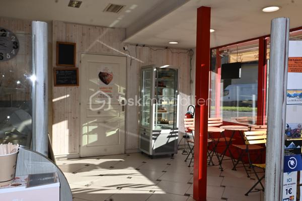 Pierre SICCARD vous propose sur le secteur de Bagnères-de-Luchon cette Boulangerie - Pâtisserie.
Situé au cœur des Pyrénées, dans une ville renommée pour son tourisme d'été, d'hiver, son établissement thermal, 
une ligne SNCF depuis Montréjeau qui
vous amène au pied des montagnes, proche de Toulouse, Tarbes, et de l'Espagne.

La boulangerie-pâtisserie, quant à elle, se positionne en périphérie de la ville, 
sur la route principale qui amène soit au centre-ville, soit aux stations de ski.

C'est donc une route très fréquentée, d'où l'on a une visibilité parfaite sur ce commerce, 
où l'on peut aisément stationner grâce à ces places de parking.

Ces locaux sont disposés de façon pragmatique:

Un magasin pour la vente d'une surface de 38m², avec des tables et des chaises pour consommer sur place à l'intérieur
ou sur la terrasse extérieure, d'où vous pourrez vous réjouir du paysage.
Un labo d'une surface de 38m², avec son espace de stockage, un frigo positif et un frigo négatif.
Ce dernier est livrable depuis l'extérieur grâce à une porte qui lui donne directement accès depuis le parking.
Des vestiaires et un WC.

Avec un chiffre d'affaires conséquent et en hausse, ce commerce pourrait être une très belle opportunité pour se lancer
ou reprendre cette entreprise dans une ville qui se développe grandement.
Avec possibilité de ne pas reprendre la franchise.

Cette boulangerie-pâtisserie mérite votre attention, car c'est un commerce sûr et qui peut encore être développé.

Consommation estimée : 1564 kWh.ep/m².an
GES : 43 kg éqCO₂/m².an
Estimation du coût annuel : de 13 600 € à 18 410 €.

Les honoraires sont à la charge de l'acquéreur.

Pour tout renseignement complémentaire, vous pouvez contacter M. Pierre SICCARD au 06 84 99 58 48.
Cette annonce a été rédigée par l'agent commercial BSK Immobilier Pierre SICCARD, immatriculé au RSAC de Toulouse sous le numéro 917 986 2421, et titulaire de la carte de démarchage immobilier pour le compte de la société BSKimmobilier.