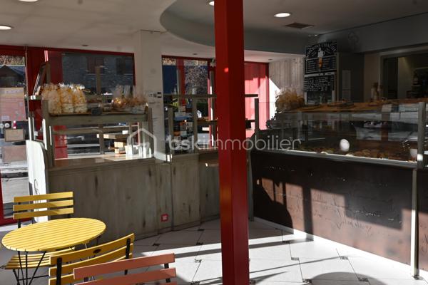 Pierre SICCARD vous propose sur le secteur de Bagnères-de-Luchon cette Boulangerie - Pâtisserie.
Situé au cœur des Pyrénées, dans une ville renommée pour son tourisme d'été, d'hiver, son établissement thermal, 
une ligne SNCF depuis Montréjeau qui
vous amène au pied des montagnes, proche de Toulouse, Tarbes, et de l'Espagne.

La boulangerie-pâtisserie, quant à elle, se positionne en périphérie de la ville, 
sur la route principale qui amène soit au centre-ville, soit aux stations de ski.

C'est donc une route très fréquentée, d'où l'on a une visibilité parfaite sur ce commerce, 
où l'on peut aisément stationner grâce à ces places de parking.

Ces locaux sont disposés de façon pragmatique:

Un magasin pour la vente d'une surface de 38m², avec des tables et des chaises pour consommer sur place à l'intérieur
ou sur la terrasse extérieure, d'où vous pourrez vous réjouir du paysage.
Un labo d'une surface de 38m², avec son espace de stockage, un frigo positif et un frigo négatif.
Ce dernier est livrable depuis l'extérieur grâce à une porte qui lui donne directement accès depuis le parking.
Des vestiaires et un WC.

Avec un chiffre d'affaires conséquent et en hausse, ce commerce pourrait être une très belle opportunité pour se lancer
ou reprendre cette entreprise dans une ville qui se développe grandement.
Avec possibilité de ne pas reprendre la franchise.

Cette boulangerie-pâtisserie mérite votre attention, car c'est un commerce sûr et qui peut encore être développé.

Consommation estimée : 1564 kWh.ep/m².an
GES : 43 kg éqCO₂/m².an
Estimation du coût annuel : de 13 600 € à 18 410 €.

Les honoraires sont à la charge de l'acquéreur.

Pour tout renseignement complémentaire, vous pouvez contacter M. Pierre SICCARD au 06 84 99 58 48.
Cette annonce a été rédigée par l'agent commercial BSK Immobilier Pierre SICCARD, immatriculé au RSAC de Toulouse sous le numéro 917 986 2421, et titulaire de la carte de démarchage immobilier pour le compte de la société BSKimmobilier.