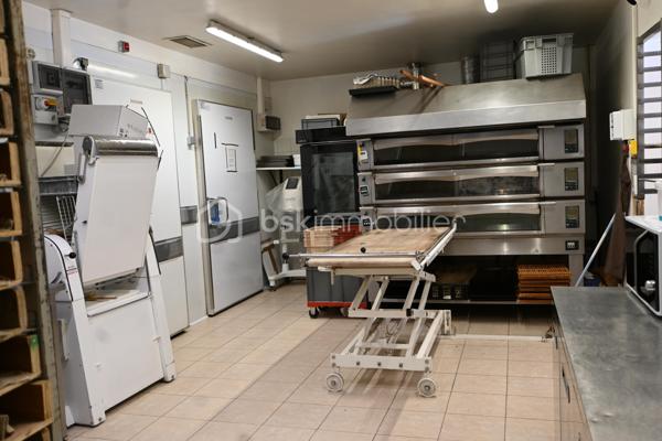 Pierre SICCARD vous propose sur le secteur de Bagnères-de-Luchon cette Boulangerie - Pâtisserie.
Situé au cœur des Pyrénées, dans une ville renommée pour son tourisme d'été, d'hiver, son établissement thermal, 
une ligne SNCF depuis Montréjeau qui
vous amène au pied des montagnes, proche de Toulouse, Tarbes, et de l'Espagne.

La boulangerie-pâtisserie, quant à elle, se positionne en périphérie de la ville, 
sur la route principale qui amène soit au centre-ville, soit aux stations de ski.

C'est donc une route très fréquentée, d'où l'on a une visibilité parfaite sur ce commerce, 
où l'on peut aisément stationner grâce à ces places de parking.

Ces locaux sont disposés de façon pragmatique:

Un magasin pour la vente d'une surface de 38m², avec des tables et des chaises pour consommer sur place à l'intérieur
ou sur la terrasse extérieure, d'où vous pourrez vous réjouir du paysage.
Un labo d'une surface de 38m², avec son espace de stockage, un frigo positif et un frigo négatif.
Ce dernier est livrable depuis l'extérieur grâce à une porte qui lui donne directement accès depuis le parking.
Des vestiaires et un WC.

Avec un chiffre d'affaires conséquent et en hausse, ce commerce pourrait être une très belle opportunité pour se lancer
ou reprendre cette entreprise dans une ville qui se développe grandement.
Avec possibilité de ne pas reprendre la franchise.

Cette boulangerie-pâtisserie mérite votre attention, car c'est un commerce sûr et qui peut encore être développé.

Consommation estimée : 1564 kWh.ep/m².an
GES : 43 kg éqCO₂/m².an
Estimation du coût annuel : de 13 600 € à 18 410 €.

Les honoraires sont à la charge de l'acquéreur.

Pour tout renseignement complémentaire, vous pouvez contacter M. Pierre SICCARD au 06 84 99 58 48.
Cette annonce a été rédigée par l'agent commercial BSK Immobilier Pierre SICCARD, immatriculé au RSAC de Toulouse sous le numéro 917 986 2421, et titulaire de la carte de démarchage immobilier pour le compte de la société BSKimmobilier.