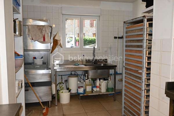Pierre SICCARD vous propose sur le secteur de Bagnères-de-Luchon cette Boulangerie - Pâtisserie.
Situé au cœur des Pyrénées, dans une ville renommée pour son tourisme d'été, d'hiver, son établissement thermal, 
une ligne SNCF depuis Montréjeau qui
vous amène au pied des montagnes, proche de Toulouse, Tarbes, et de l'Espagne.

La boulangerie-pâtisserie, quant à elle, se positionne en périphérie de la ville, 
sur la route principale qui amène soit au centre-ville, soit aux stations de ski.

C'est donc une route très fréquentée, d'où l'on a une visibilité parfaite sur ce commerce, 
où l'on peut aisément stationner grâce à ces places de parking.

Ces locaux sont disposés de façon pragmatique:

Un magasin pour la vente d'une surface de 38m², avec des tables et des chaises pour consommer sur place à l'intérieur
ou sur la terrasse extérieure, d'où vous pourrez vous réjouir du paysage.
Un labo d'une surface de 38m², avec son espace de stockage, un frigo positif et un frigo négatif.
Ce dernier est livrable depuis l'extérieur grâce à une porte qui lui donne directement accès depuis le parking.
Des vestiaires et un WC.

Avec un chiffre d'affaires conséquent et en hausse, ce commerce pourrait être une très belle opportunité pour se lancer
ou reprendre cette entreprise dans une ville qui se développe grandement.
Avec possibilité de ne pas reprendre la franchise.

Cette boulangerie-pâtisserie mérite votre attention, car c'est un commerce sûr et qui peut encore être développé.

Consommation estimée : 1564 kWh.ep/m².an
GES : 43 kg éqCO₂/m².an
Estimation du coût annuel : de 13 600 € à 18 410 €.

Les honoraires sont à la charge de l'acquéreur.

Pour tout renseignement complémentaire, vous pouvez contacter M. Pierre SICCARD au 06 84 99 58 48.
Cette annonce a été rédigée par l'agent commercial BSK Immobilier Pierre SICCARD, immatriculé au RSAC de Toulouse sous le numéro 917 986 2421, et titulaire de la carte de démarchage immobilier pour le compte de la société BSKimmobilier.
