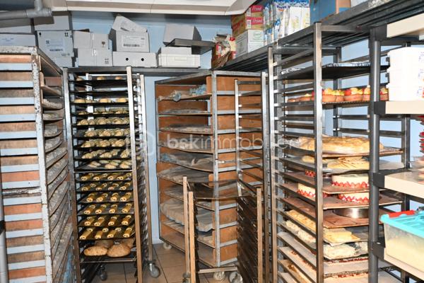 Pierre SICCARD vous propose sur le secteur de Bagnères-de-Luchon cette Boulangerie - Pâtisserie.
Situé au cœur des Pyrénées, dans une ville renommée pour son tourisme d'été, d'hiver, son établissement thermal, 
une ligne SNCF depuis Montréjeau qui
vous amène au pied des montagnes, proche de Toulouse, Tarbes, et de l'Espagne.

La boulangerie-pâtisserie, quant à elle, se positionne en périphérie de la ville, 
sur la route principale qui amène soit au centre-ville, soit aux stations de ski.

C'est donc une route très fréquentée, d'où l'on a une visibilité parfaite sur ce commerce, 
où l'on peut aisément stationner grâce à ces places de parking.

Ces locaux sont disposés de façon pragmatique:

Un magasin pour la vente d'une surface de 38m², avec des tables et des chaises pour consommer sur place à l'intérieur
ou sur la terrasse extérieure, d'où vous pourrez vous réjouir du paysage.
Un labo d'une surface de 38m², avec son espace de stockage, un frigo positif et un frigo négatif.
Ce dernier est livrable depuis l'extérieur grâce à une porte qui lui donne directement accès depuis le parking.
Des vestiaires et un WC.

Avec un chiffre d'affaires conséquent et en hausse, ce commerce pourrait être une très belle opportunité pour se lancer
ou reprendre cette entreprise dans une ville qui se développe grandement.
Avec possibilité de ne pas reprendre la franchise.

Cette boulangerie-pâtisserie mérite votre attention, car c'est un commerce sûr et qui peut encore être développé.

Consommation estimée : 1564 kWh.ep/m².an
GES : 43 kg éqCO₂/m².an
Estimation du coût annuel : de 13 600 € à 18 410 €.

Les honoraires sont à la charge de l'acquéreur.

Pour tout renseignement complémentaire, vous pouvez contacter M. Pierre SICCARD au 06 84 99 58 48.
Cette annonce a été rédigée par l'agent commercial BSK Immobilier Pierre SICCARD, immatriculé au RSAC de Toulouse sous le numéro 917 986 2421, et titulaire de la carte de démarchage immobilier pour le compte de la société BSKimmobilier.