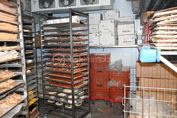 Pierre SICCARD vous propose sur le secteur de Bagnères-de-Luchon cette Boulangerie - Pâtisserie.
Situé au cœur des Pyrénées, dans une ville renommée pour son tourisme d'été, d'hiver, son établissement thermal, 
une ligne SNCF depuis Montréjeau qui
vous amène au pied des montagnes, proche de Toulouse, Tarbes, et de l'Espagne.

La boulangerie-pâtisserie, quant à elle, se positionne en périphérie de la ville, 
sur la route principale qui amène soit au centre-ville, soit aux stations de ski.

C'est donc une route très fréquentée, d'où l'on a une visibilité parfaite sur ce commerce, 
où l'on peut aisément stationner grâce à ces places de parking.

Ces locaux sont disposés de façon pragmatique:

Un magasin pour la vente d'une surface de 38m², avec des tables et des chaises pour consommer sur place à l'intérieur
ou sur la terrasse extérieure, d'où vous pourrez vous réjouir du paysage.
Un labo d'une surface de 38m², avec son espace de stockage, un frigo positif et un frigo négatif.
Ce dernier est livrable depuis l'extérieur grâce à une porte qui lui donne directement accès depuis le parking.
Des vestiaires et un WC.

Avec un chiffre d'affaires conséquent et en hausse, ce commerce pourrait être une très belle opportunité pour se lancer
ou reprendre cette entreprise dans une ville qui se développe grandement.
Avec possibilité de ne pas reprendre la franchise.

Cette boulangerie-pâtisserie mérite votre attention, car c'est un commerce sûr et qui peut encore être développé.

Consommation estimée : 1564 kWh.ep/m².an
GES : 43 kg éqCO₂/m².an
Estimation du coût annuel : de 13 600 € à 18 410 €.

Les honoraires sont à la charge de l'acquéreur.

Pour tout renseignement complémentaire, vous pouvez contacter M. Pierre SICCARD au 06 84 99 58 48.
Cette annonce a été rédigée par l'agent commercial BSK Immobilier Pierre SICCARD, immatriculé au RSAC de Toulouse sous le numéro 917 986 2421, et titulaire de la carte de démarchage immobilier pour le compte de la société BSKimmobilier.
