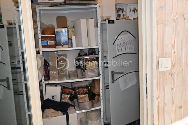 Pierre SICCARD vous propose sur le secteur de Bagnères-de-Luchon cette Boulangerie - Pâtisserie.
Situé au cœur des Pyrénées, dans une ville renommée pour son tourisme d'été, d'hiver, son établissement thermal, 
une ligne SNCF depuis Montréjeau qui
vous amène au pied des montagnes, proche de Toulouse, Tarbes, et de l'Espagne.

La boulangerie-pâtisserie, quant à elle, se positionne en périphérie de la ville, 
sur la route principale qui amène soit au centre-ville, soit aux stations de ski.

C'est donc une route très fréquentée, d'où l'on a une visibilité parfaite sur ce commerce, 
où l'on peut aisément stationner grâce à ces places de parking.

Ces locaux sont disposés de façon pragmatique:

Un magasin pour la vente d'une surface de 38m², avec des tables et des chaises pour consommer sur place à l'intérieur
ou sur la terrasse extérieure, d'où vous pourrez vous réjouir du paysage.
Un labo d'une surface de 38m², avec son espace de stockage, un frigo positif et un frigo négatif.
Ce dernier est livrable depuis l'extérieur grâce à une porte qui lui donne directement accès depuis le parking.
Des vestiaires et un WC.

Avec un chiffre d'affaires conséquent et en hausse, ce commerce pourrait être une très belle opportunité pour se lancer
ou reprendre cette entreprise dans une ville qui se développe grandement.
Avec possibilité de ne pas reprendre la franchise.

Cette boulangerie-pâtisserie mérite votre attention, car c'est un commerce sûr et qui peut encore être développé.

Consommation estimée : 1564 kWh.ep/m².an
GES : 43 kg éqCO₂/m².an
Estimation du coût annuel : de 13 600 € à 18 410 €.

Les honoraires sont à la charge de l'acquéreur.

Pour tout renseignement complémentaire, vous pouvez contacter M. Pierre SICCARD au 06 84 99 58 48.
Cette annonce a été rédigée par l'agent commercial BSK Immobilier Pierre SICCARD, immatriculé au RSAC de Toulouse sous le numéro 917 986 2421, et titulaire de la carte de démarchage immobilier pour le compte de la société BSKimmobilier.