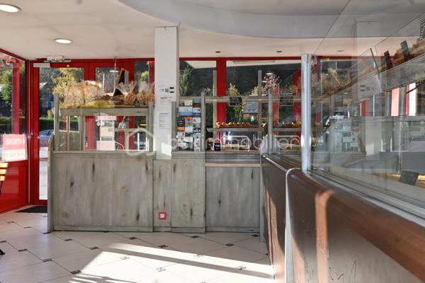Pierre SICCARD vous propose sur le secteur de Bagnères-de-Luchon cette Boulangerie - Pâtisserie.
Situé au cœur des Pyrénées, dans une ville renommée pour son tourisme d'été, d'hiver, son établissement thermal, 
une ligne SNCF depuis Montréjeau qui
vous amène au pied des montagnes, proche de Toulouse, Tarbes, et de l'Espagne.

La boulangerie-pâtisserie, quant à elle, se positionne en périphérie de la ville, 
sur la route principale qui amène soit au centre-ville, soit aux stations de ski.

C'est donc une route très fréquentée, d'où l'on a une visibilité parfaite sur ce commerce, 
où l'on peut aisément stationner grâce à ces places de parking.

Ces locaux sont disposés de façon pragmatique:

Un magasin pour la vente d'une surface de 38m², avec des tables et des chaises pour consommer sur place à l'intérieur
ou sur la terrasse extérieure, d'où vous pourrez vous réjouir du paysage.
Un labo d'une surface de 38m², avec son espace de stockage, un frigo positif et un frigo négatif.
Ce dernier est livrable depuis l'extérieur grâce à une porte qui lui donne directement accès depuis le parking.
Des vestiaires et un WC.

Avec un chiffre d'affaires conséquent et en hausse, ce commerce pourrait être une très belle opportunité pour se lancer
ou reprendre cette entreprise dans une ville qui se développe grandement.
Avec possibilité de ne pas reprendre la franchise.

Cette boulangerie-pâtisserie mérite votre attention, car c'est un commerce sûr et qui peut encore être développé.

Consommation estimée : 1564 kWh.ep/m².an
GES : 43 kg éqCO₂/m².an
Estimation du coût annuel : de 13 600 € à 18 410 €.

Les honoraires sont à la charge de l'acquéreur.

Pour tout renseignement complémentaire, vous pouvez contacter M. Pierre SICCARD au 06 84 99 58 48.
Cette annonce a été rédigée par l'agent commercial BSK Immobilier Pierre SICCARD, immatriculé au RSAC de Toulouse sous le numéro 917 986 2421, et titulaire de la carte de démarchage immobilier pour le compte de la société BSKimmobilier.