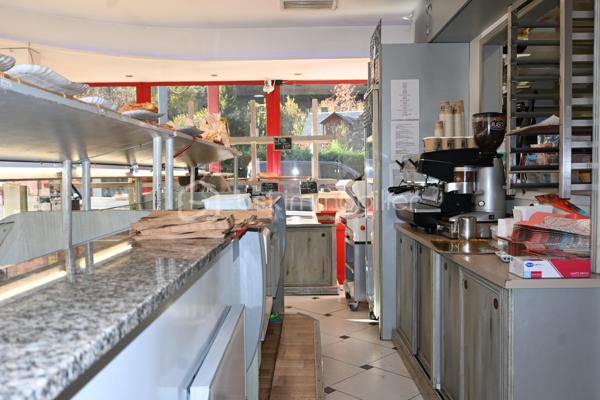 Pierre SICCARD vous propose sur le secteur de Bagnères-de-Luchon cette Boulangerie - Pâtisserie.
Situé au cœur des Pyrénées, dans une ville renommée pour son tourisme d'été, d'hiver, son établissement thermal, 
une ligne SNCF depuis Montréjeau qui
vous amène au pied des montagnes, proche de Toulouse, Tarbes, et de l'Espagne.

La boulangerie-pâtisserie, quant à elle, se positionne en périphérie de la ville, 
sur la route principale qui amène soit au centre-ville, soit aux stations de ski.

C'est donc une route très fréquentée, d'où l'on a une visibilité parfaite sur ce commerce, 
où l'on peut aisément stationner grâce à ces places de parking.

Ces locaux sont disposés de façon pragmatique:

Un magasin pour la vente d'une surface de 38m², avec des tables et des chaises pour consommer sur place à l'intérieur
ou sur la terrasse extérieure, d'où vous pourrez vous réjouir du paysage.
Un labo d'une surface de 38m², avec son espace de stockage, un frigo positif et un frigo négatif.
Ce dernier est livrable depuis l'extérieur grâce à une porte qui lui donne directement accès depuis le parking.
Des vestiaires et un WC.

Avec un chiffre d'affaires conséquent et en hausse, ce commerce pourrait être une très belle opportunité pour se lancer
ou reprendre cette entreprise dans une ville qui se développe grandement.
Avec possibilité de ne pas reprendre la franchise.

Cette boulangerie-pâtisserie mérite votre attention, car c'est un commerce sûr et qui peut encore être développé.

Consommation estimée : 1564 kWh.ep/m².an
GES : 43 kg éqCO₂/m².an
Estimation du coût annuel : de 13 600 € à 18 410 €.

Les honoraires sont à la charge de l'acquéreur.

Pour tout renseignement complémentaire, vous pouvez contacter M. Pierre SICCARD au 06 84 99 58 48.
Cette annonce a été rédigée par l'agent commercial BSK Immobilier Pierre SICCARD, immatriculé au RSAC de Toulouse sous le numéro 917 986 2421, et titulaire de la carte de démarchage immobilier pour le compte de la société BSKimmobilier.