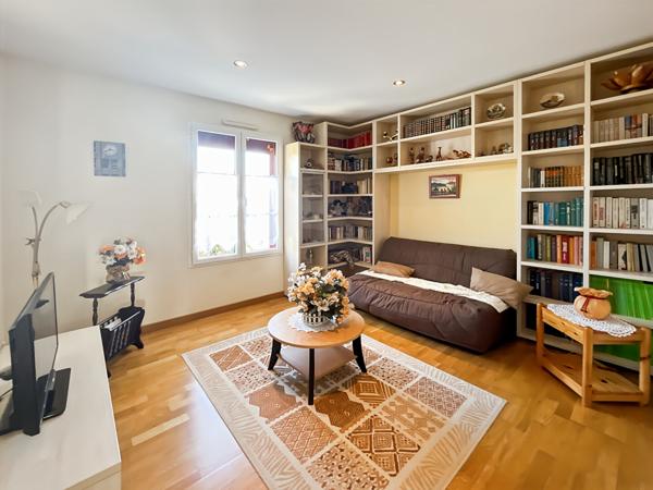 Maison cossue 3 chambres avec double salle d'eau, grand garage et jardin arboré ? Impasse au calme, proche centre commercial