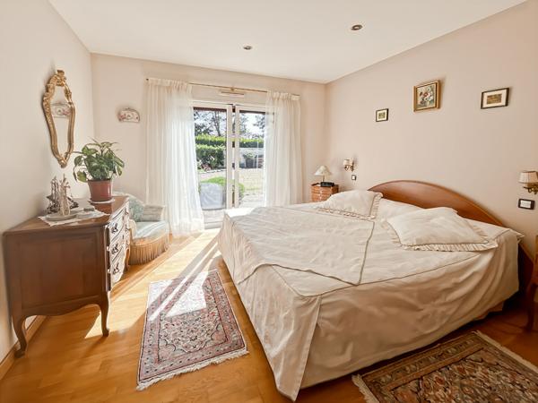 Maison cossue 3 chambres avec double salle d'eau, grand garage et jardin arboré ? Impasse au calme, proche centre commercial