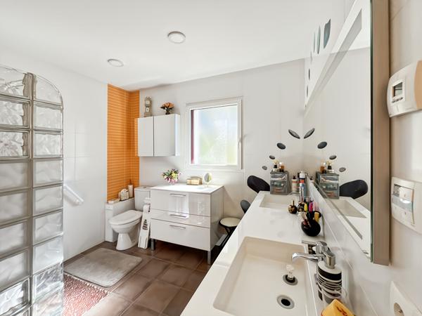Maison cossue 3 chambres avec double salle d'eau, grand garage et jardin arboré ? Impasse au calme, proche centre commercial