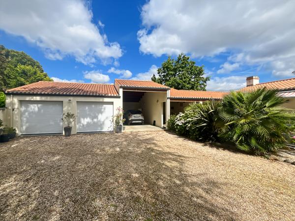 Maison cossue 3 chambres avec double salle d'eau, grand garage et jardin arboré ? Impasse au calme, proche centre commercial