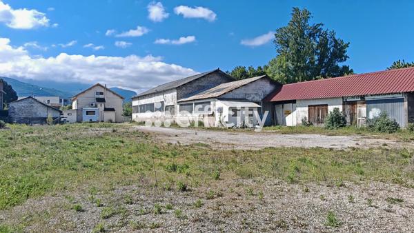Local Commercial
        
        - 800 m² Exclusivité 990 000 € *