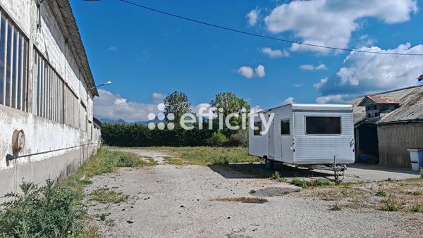 Local Commercial
        
        - 800 m² Exclusivité 990 000 € *