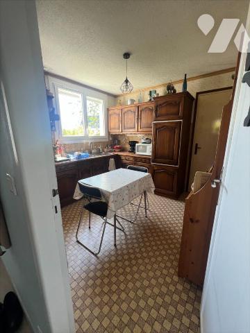 Une maison d'habitation comprenant :
- au sous-sol : cave, garage;
- au rez-de-chaussée surélev...
