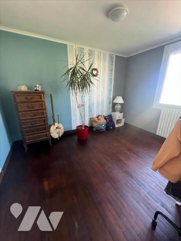 Une maison d'habitation comprenant :
- au sous-sol : cave, garage;
- au rez-de-chaussée surélev...