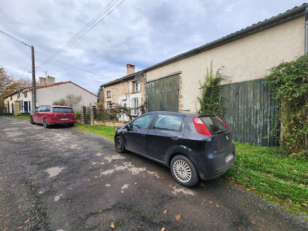 Adriers - Une maison, un autre maison a renover, grange et terrain Adriers