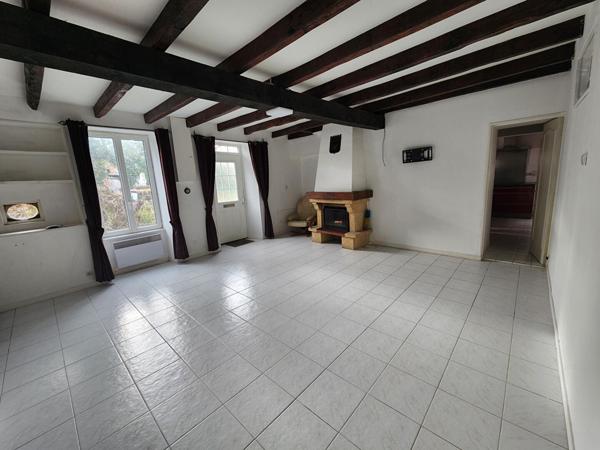 Adriers - Une maison, un autre maison a renover, grange et terrain Adriers
