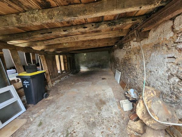 Adriers - Une maison, un autre maison a renover, grange et terrain Adriers