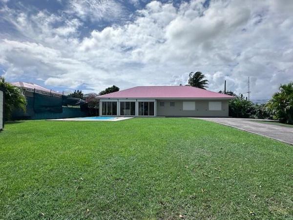 A VENDRE BELLE VILLA T5 AVEC PISCINE SUR 1250 M² DE TERRAIN DANS QUARTIER RESIDENTIEL A ARNOUVILLE ,PETIT-BOURG