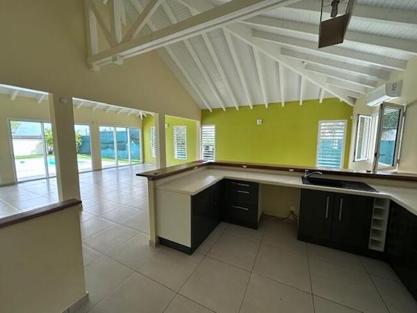 A VENDRE BELLE VILLA T5 AVEC PISCINE SUR 1250 M² DE TERRAIN DANS QUARTIER RESIDENTIEL A ARNOUVILLE ,PETIT-BOURG