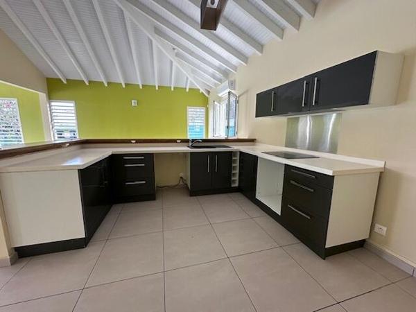 A VENDRE BELLE VILLA T5 AVEC PISCINE SUR 1250 M² DE TERRAIN DANS QUARTIER RESIDENTIEL A ARNOUVILLE ,PETIT-BOURG